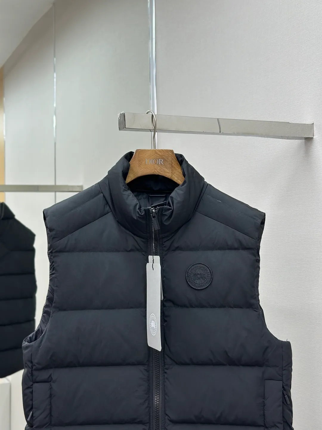 P690 CANADA GOOSE Canada Goose Badge Down Vest Fabric selection: The use of high-quality protective nylon fabric not only enhances the wear resistance of the surface, but also takes into account wind resistance, ensuring excellent performance in various harsh weather conditions.  90 national standard high-quality white duck down: selected high-loft down, weighing 160g, light and warm, with excellent temperature locking performance and good resilience.  Three-dimensional quilting process: Precision thread reinforcement to prevent velvet drilling and ensure that the fluffy and resilient elasticity lasts as new.  Details: The ribbon is woven with polyester as the base, and the brand letters are decorated on the ribbon through high-precision computer embroidery. The edges of the pattern are clear, the stitches are fine and even, and multiple layers of embroidery thread are stacked to enhance the three-dimensional effect. Accessories: One-to-one customized logo, one-to-one customized zipper puller, one-to-one customized three-label SIZE: S M L XL